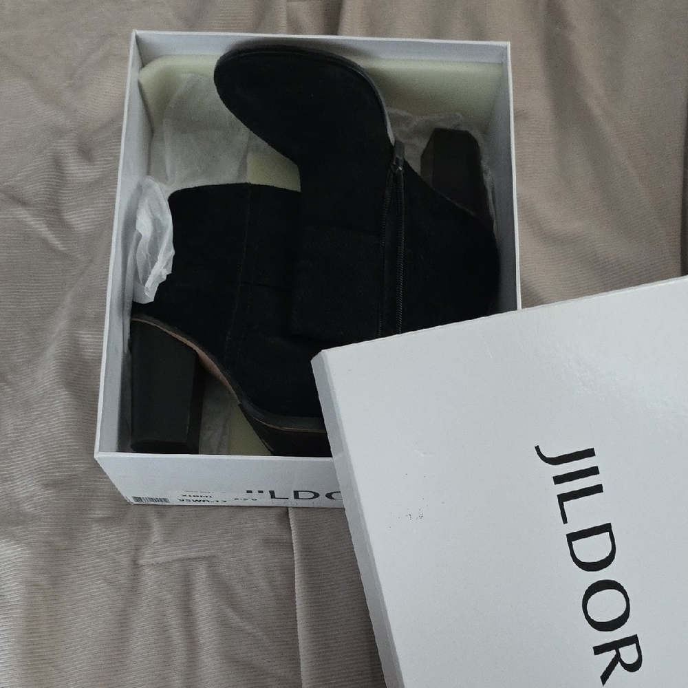 Vince Camuto Black Heeled Boots with Chunky Heel - Picture 4 of 4